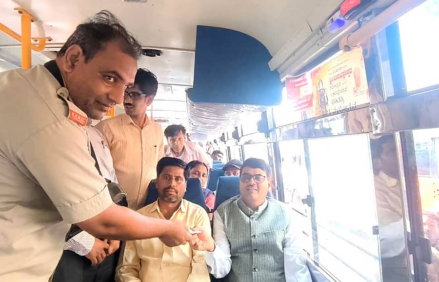 ಬೀದರ್-ಭಾಲ್ಕಿ ವಯಾ ಸಿದ್ಧೇಶ್ವರ ಬಸ್ಗೆ ಚಾಲನೆ ನೀಡಿದ ಹಿರಿಯ ಸಿವಿಲ್ ನ್ಯಾಯಾಧೀಶ ಎಸ್.ಕೆ. ಕನಕಟ್ಟೆ ಅವರು ಆನಂತರ ಅದೇ ಬಸ್ನಲ್ಲಿ ಸಂಚರಿಸಿದರು