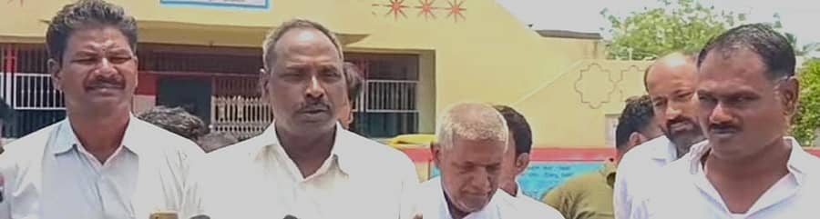 ಚಿಟಗುಪ್ಪ ತಾಲ್ಲೂಕಿನ ನಿರ್ಣಾ ಗ್ರಾಮದ ಗ್ರಾಮ ಪಂಚಾಯಿತಿ ಕಚೇರಿಯಲ್ಲಿ ಹೇಮರಡ್ಡಿ ಮಲ್ಲಮ್ಮ ಜಯಂತಿ ಆಚರಣೆಗೆ ಅಭಿವೃದ್ಧಿ ಅಧಿಕಾರಿ ಅಗೌರವ ತೋರಿದ್ದಾರೆ ಎಂದು ಆರೋಪಿಸಿ ರಡ್ಡಿ ಸಮಾಜ ಪದಾಧಿಕಾರಿಗಳು ಶನಿವಾರ ಪ್ರತಿಭಟಿಸಿದರು