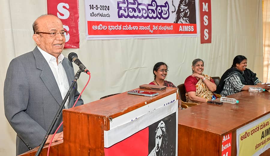 ನಗರದಲ್ಲಿ ಮಂಗಳವಾರ ಅಖಿಲ ಭಾರತ ಮಹಿಳಾ ಸಾಂಸ್ಕೃತಿಕ ಸಂಘಟನೆ ಆಯೋಜಿಸಿದ ರಾಜ್ಯಮಟ್ಟದ ಮಹಿಳಾ ಸಮಾವೇಶದಲ್ಲಿ ಹೈಕೋರ್ಟ್ ವಕೀಲ ಸಿ.ಎಚ್. ಹನುಮಂತರಾಯ ಮಾತನಾಡಿದರು. ಎಐಎಂಎಸ್ಎಸ್ ರಾಜ್ಯ ಕಾರ್ಯದರ್ಶಿ ಶೋಭಾ ಎಸ್., ರಾಷ್ಟ್ರೀಯ ಉಪಾಧ್ಯಕ್ಷೆ ಡಾ. ಸುಧಾಕಾಮತ್ ಮತ್ತು ರಾಜ್ಯಾಧ್ಯಕ್ಷೆ ಎಂ.ಎನ್. ಮಂಜುಳಾ ಉಪಸ್ಥಿತರಿದ್ದರು. –ಪ್ರಜಾವಾಣಿ ಚಿತ್ರ