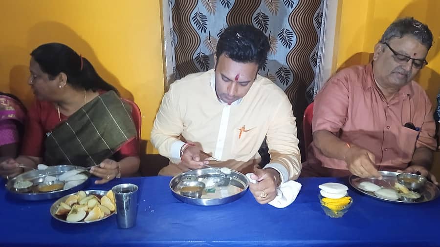 <div class="paragraphs"><p>ಪತ್ರಿಕಾ ವಿತರಕ ಮಂಜುನಾಥ ಟಪಾಲ್ ಮನೆಯಲ್ಲಿ ಉಪಾಹಾರ ಸೇವಿಸಿದ ಯದುವೀರ ಒಡೆಯರ್</p></div>