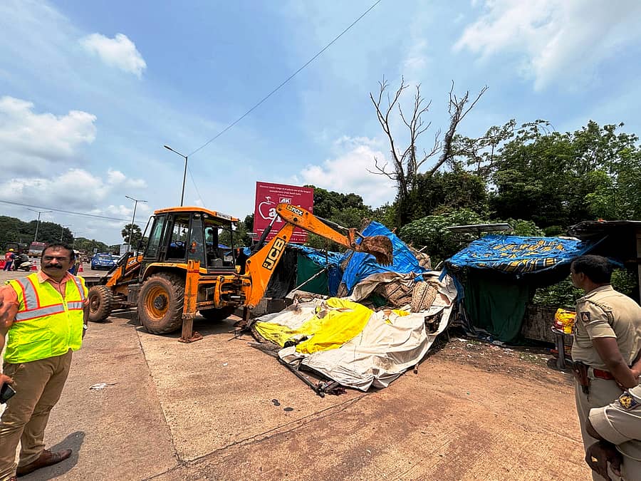ಹೆಜಮಾಡಿ ಟೋಲ್ಗೇಟ್ ಬಳಿ ಅನಧಿಕೃತ ಗೂಡಂಡಿಗಳನ್ನು ತೆರವುಗೊಳಿಸಲಾಯಿತು.
