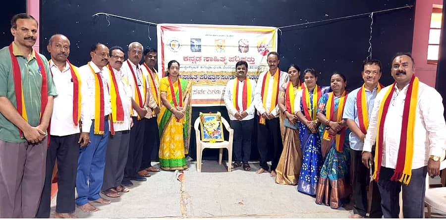 ದೊಡ್ಡಬಳ್ಳಾಪುರದಲ್ಲಿ ಕನ್ನಡ ಸಾಹಿತ್ಯ ಪರಿಷತ್ ತಾಲ್ಲೂಕು ಘಟಕದಿಂದ ವತಿಯಿಂದ ಡಾ.ರಾಜ್ಕುಮಾರ್ ಕಲಾಮಂದಿರದಲ್ಲಿ ಭಾನುವಾರ ಕನ್ನಡ ಸಾಹಿತ್ಯ ಪರಿಷತ್ ಸಂಸ್ಥಾಪನಾ ದಿನಾಚರಣೆ ನಡೆಯಿತು