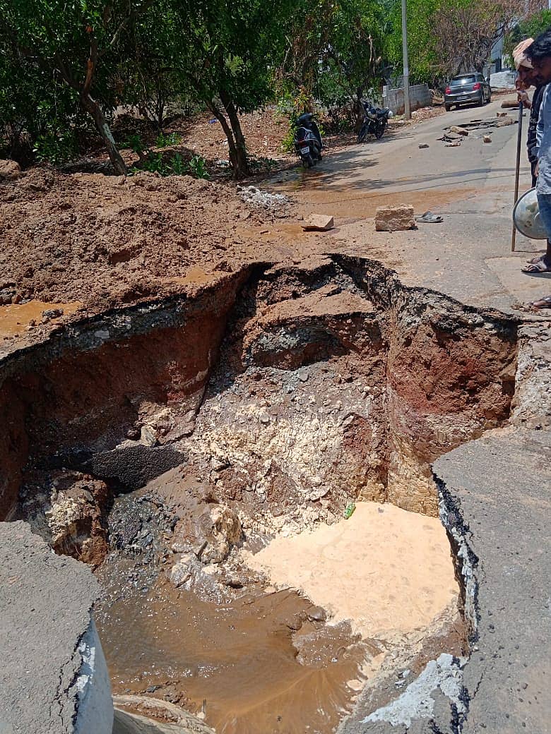 ರಸ್ತೆಯಲ್ಲಿ ಗುಂಡಿ ಬಿದ್ದಿರುವುದು
