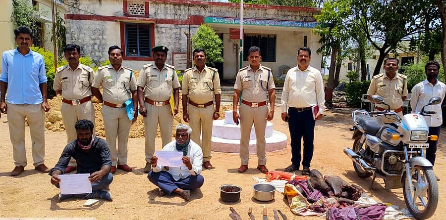 ಚಿತ್ತಾಪುರ ಸಮೀಪದ ಕಾಳಗಿ ತಾಲ್ಲೂಕಿನ ಗೋಟೂರು ತಾಂಡಾ ಸಮೀಪ ಕಾಡು ಪ್ರಾಣಿ ಬೇಟೆಯಾಡಿದ ಇಬ್ಬರು ಆರೋಪಿಗಳನ್ನು ಕಾಡು ಪ್ರಾಣಿಯ ಬೇಟೆಗೆ ಬಳಸಿದ ಚಾಕು, ಮಾಂಸ, ಬೈಕ್ ಜಪ್ತಿ ಮಾಡಿಕೊಂಡಿದ್ದಾರೆ
