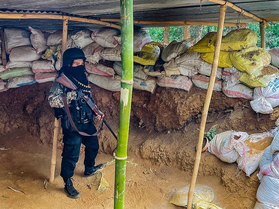 <div class="paragraphs"><p>ಸಂಘರ್ಷ ಪೀಡಿತ ಮಣಿಪುರದ ಗ್ರಾಮವೊಂದರಲ್ಲಿ ಸ್ಥಾಪಿಸಲಾಗಿರುವ ಬಂಕರ್‌ನಲ್ಲಿ ‘ಗ್ರಾಮ ಸ್ವಯಂಸೇಕ’ ಕಾವಲು ಕಾಯುತ್ತಿರುವುದು </p></div>