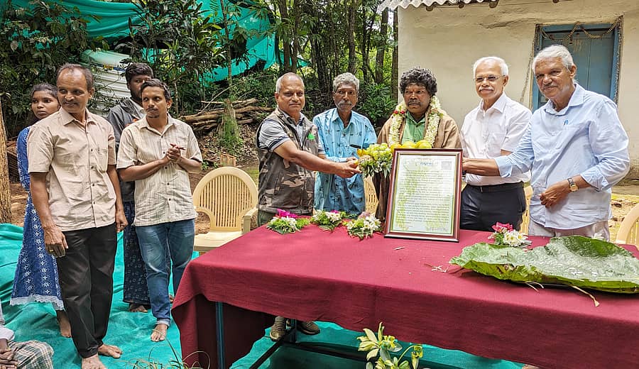 ಅಪಾಯದ ಅಂಚಿನಲ್ಲಿರುವಂತಹ ಅಪರೂಪದ ಸಸ್ಯಗಳನ್ನು ಉಳಿಸಿ ಬೆಳೆಸುತ್ತಿರುವ ಬಂಗ್ಲೆಪೋಡಿನ ರಾಮೇಗೌಡರನ್ನು ಎಚ್.ಆರ್.ರಾಜಶೇಖರ ರೆಡ್ಡಿ, ಪ್ರೊ.ಜಯದೇವ, ಮಲ್ಲೇಶಪ್ಪ ಇತರರು ಸನ್ಮಾನಿಸಿದರು