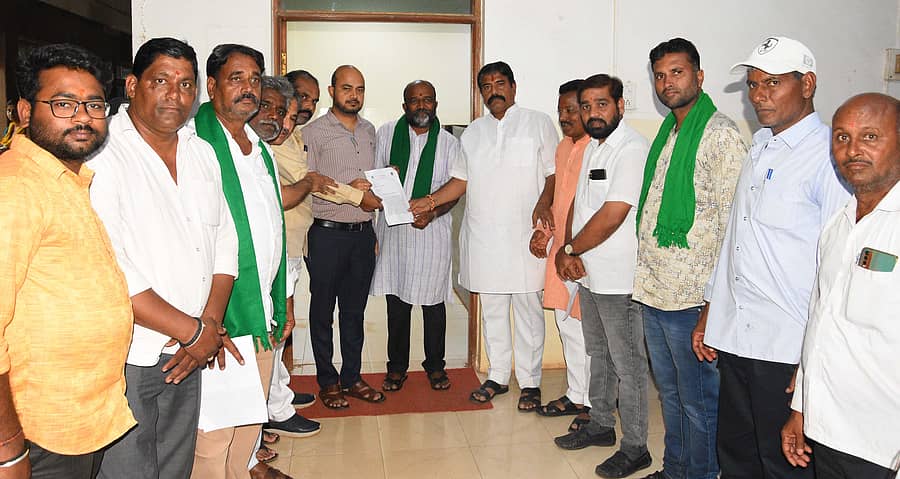 ಜಿಲ್ಲಾ ಬಿಜೆಪಿ ರೈತ ಮೋರ್ಚಾ ಪ್ರಮುಖರು ಬೀದರ್ನಲ್ಲಿ ಶನಿವಾರ ಜಿಲ್ಲಾಧಿಕಾರಿ ಕಚೇರಿಯ ಅಧಿಕಾರಿಗೆ ಮನವಿ ಪತ್ರ ಸಲ್ಲಿಸಿದರು