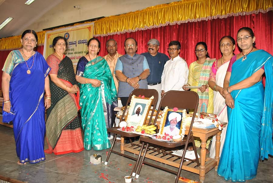 ಅಖಿಲ ಭಾರತ ಶರಣ ಸಾಹಿತ್ಯ ಪರಿಷತ್ತು ಆಯೋಜಿಸಿದ್ದ ದತ್ತಿ ಉಪನ್ಯಾಸ ಮತ್ತು ಕಾಯಕ ದಿನಾಚರಣೆಯಲ್ಲಿ ಸಿ. ಸೋಮಶೇಖರ್, ಪರಿಷತ್ತಿನ ಕಾರ್ಯದರ್ಶಿ ಸೋಮಶೇಖರ ಗಾಂಜಿ, ಉಪನ್ಯಾಸಕ ರುದ್ರೇಶ್ ಅದರಂಗಿ, ದತ್ತಿದಾನಿ ಭಾರತಿ ಪಾಟೀಲ್, ಬಸವನಗುಡಿ ನ್ಯಾಷನಲ್ ಕಾಲೇಜಿನ ಪ್ರಾಂಶುಪಾಲೆ ವೈ.ಸಿ. ಕಮಲಾ, ಗೀತಾ ಜಯಂತ್ ಭಾಗವಹಿಸಿದ್ದರು.