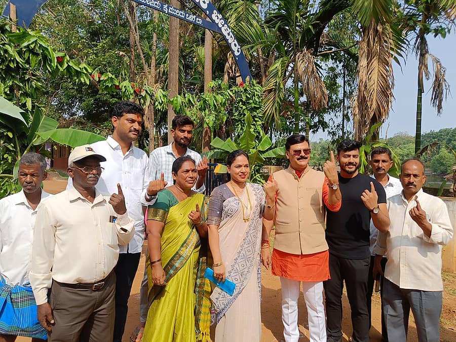 ಸಾಗರ ತಾಲ್ಲೂಕಿನ ಬೇಳೂರು ಗ್ರಾಮದ ಮತಗಟ್ಟೆಯಲ್ಲಿ ಮಂಗಳವಾರ ಶಾಸಕ ಗೋಪಾಲಕೃಷ್ಣ ಬೇಳೂರು ಪತ್ನಿ, ಪುತ್ರನೊಂದಿಗೆ ಮತ ಚಲಾಯಿಸಿದರು