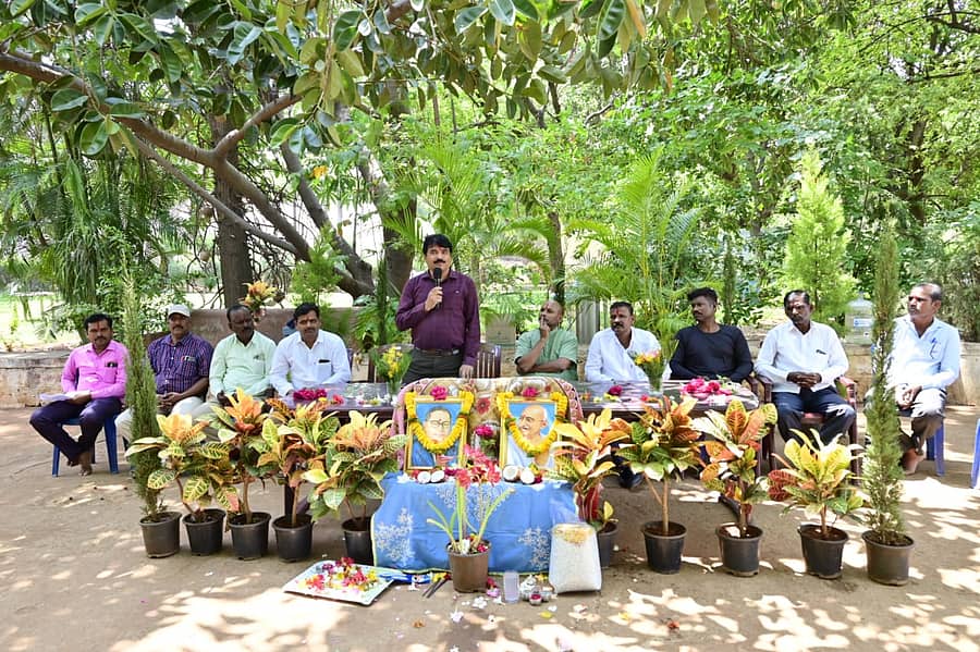 ಆಲಮಟ್ಟಿಯಲ್ಲಿ ಬುಧವಾರ ಏರ್ಪಡಿಸಿದ್ದ ಕಾರ್ಮಿಕ ದಿನಾಚರಣೆಯಲ್ಲಿ ಡಿಎಫ್‌ಓ ರಾಜಣ್ಣ ನಾಗಶೆಟ್ಟಿ ಮಾತನಾಡಿದರು
