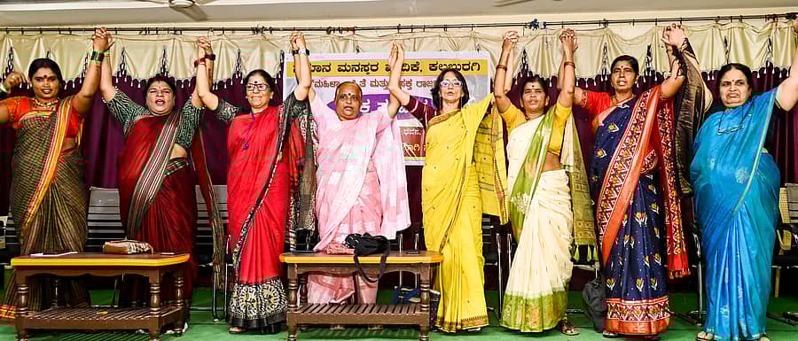 ಕಲಬುರಗಿಯ ಕನ್ನಡ ಭವನದಲ್ಲಿ ಶುಕ್ರವಾರ ಸಮಾನ ಮನಸ್ಕರ ವೇದಿಕೆಯಿಂದ ನಡೆದ ‘ಮಹಿಳಾ ಅಸ್ಮಿತೆ ಮತ್ತು ಪ್ರಸಕ್ತ ರಾಜಕಾರಣ’ ಕುರಿತ ಸಂವಾದ ಕಾರ್ಯಕ್ರಮದಲ್ಲಿ ಪದ್ಮಾ ಪಾಟೀಲ, ಕೆ.ನೀಲಾ, ಮೀನಾಕ್ಷಿ ಬಾಳಿ, ಕೆ.ಎಸ್.ವಿಮಲಾ, ಶಾಂತಾ ಘಂಟೆ, ಪದ್ಮಿನಿ ಕಿರಣಗಿ, ನೀಲಾಂಬಿಕಾ ಪೊಲೀಸ್ಪಾಟೀಲ ಪಾಲ್ಗೊಂಡಿದ್ದರು –ಪ್ರಜಾವಾಣಿ ಚಿತ್ರ