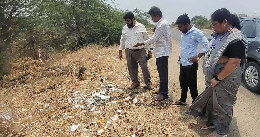 ಹರಿಹರ ಹೊರವಲಯದ ಬೀರೂರು-ಸಮ್ಮಸಗಿ ಹೆದ್ದಾರಿ ಪಕ್ಕದಲ್ಲಿ ಎಸೆದಿರುವ ನಿರುಪಯುಕ್ತ ಔಷಧಿಗಳನ್ನು ತಾಲ್ಲೂಕು ಆರೋಗ್ಯಾಧಿಕಾರಿಗಳ ಕಚೇರಿ ಸಿಬ್ಬಂದಿ ಭಾನುವಾರ ಪರಿಶೀಲಿಸಿದರು