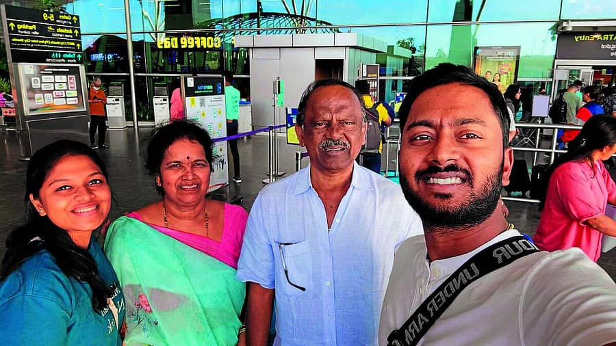 <div class="paragraphs"><p>ಅಪ್ಪ, ಅಮ್ಮ ಹಾಗೂ ಪತ್ನಿ ಮಾಧುರಿ ಜೊತೆಗೆ ಶ್ರೇಯಸ್ </p></div>