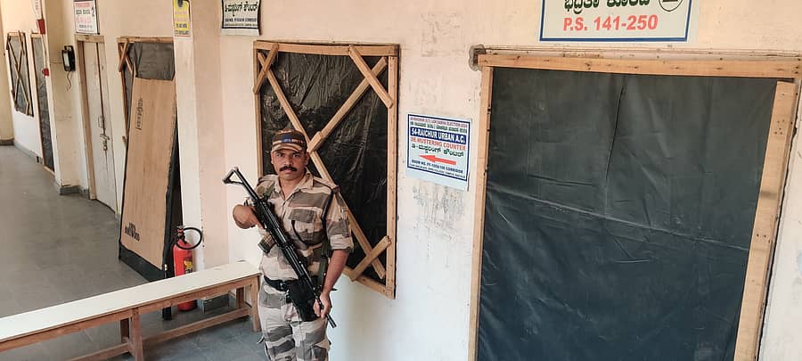 ರಾಯಚೂರಿನ ಎಸ್‍ಆರ್‌ಪಿಎಸ್ ಪಿಯು ಕಾಲೇಜಿನಲ್ಲಿ ಸ್ಥಾಪಿಸಿದ ಭದ್ರತಾ ಕೊಠಡಿಗೆ ಬಿಗಿ ಭದ್ರತೆ ಒದಗಿಸಲಾಗಿದೆ