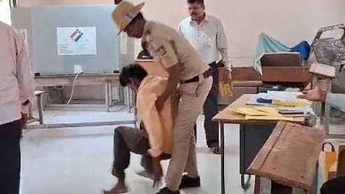 <div class="paragraphs"><p>ಮತ್ತಿನಲ್ಲಿ ಮತದಾನ ಮಾಡಿ ಬಳಿಕ EVM ಸರಿ ಇಲ್ಲ ಎಂದು ಗಲಾಟೆ ಮಾಡಿದ ಮತದಾರ!</p></div>