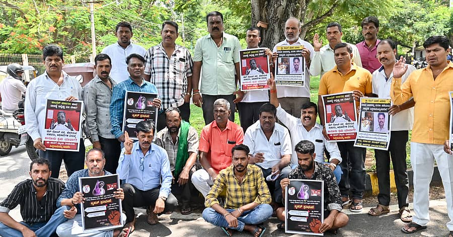 <div class="paragraphs"><p>‘ಮಹರ್ಷಿ ವಾಲ್ಮೀಕಿ ನಿಗಮದಲ್ಲಿ ಹಣ ದುರುಪಯೋಗಪಡಿಸಿಕೊಂಡವರ ವಿರುದ್ಧ ಕಾನೂನು ಕ್ರಮ ಕೈಗೊಳ್ಳಬೇಕು’ ಎಂದು ಒತ್ತಾಯಿಸಿ ನಾಯಕ ಜನಾಂಗದ ಹಿತರಕ್ಷಣಾ ವೇದಿಕೆ ಸದಸ್ಯರು ಗುರುವಾರ ಜಿಲ್ಲಾ ಪಂಚಾಯಿತಿ ಕಚೇರಿ ಮುಂಭಾಗ ಪ್ರತಿಭಟಿಸಿದರು– ಪ್ರಜಾವಾಣಿ ಚಿತ್ರ</p></div>