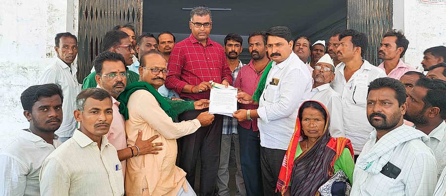 ಅಫಜಲಪುರ ಪಟ್ಟಣದ ತಹಶಿಲ್ದಾರ ಕಚೇರಿಯಲ್ಲಿ ರಾಜ್ಯ ಕಬ್ಬು ಬೆಳೆಗಾರರ ಸಂಘದಿಂದ ಸೋಮವಾರ ರೈತರ ಜಮೀನಿನಲ್ಲಿ ಕಾಲುವೆ ಹಾಯಿದಿರುವ ರೈತರಿಗೆ ಬರ ಪರಿಹಾರ ಒದಗಿಸುವಂತೆ ತಹಶಿಲ್ದಾರ ಸಂಜೀವಕುಮಾರ ದಾಸರ ಅವರಿಗೆ ಕಬ್ಬು ಬೆಳೆಹಾರರ ಸಂಘದ ಜಿಲ್ಲಾಧ್ಯಕ್ಷ ರಮೇಶ ಹೂಗಾರ ಮನವಿ ಪತ್ರ ಸಲ್ಲಿಸಿದರು.