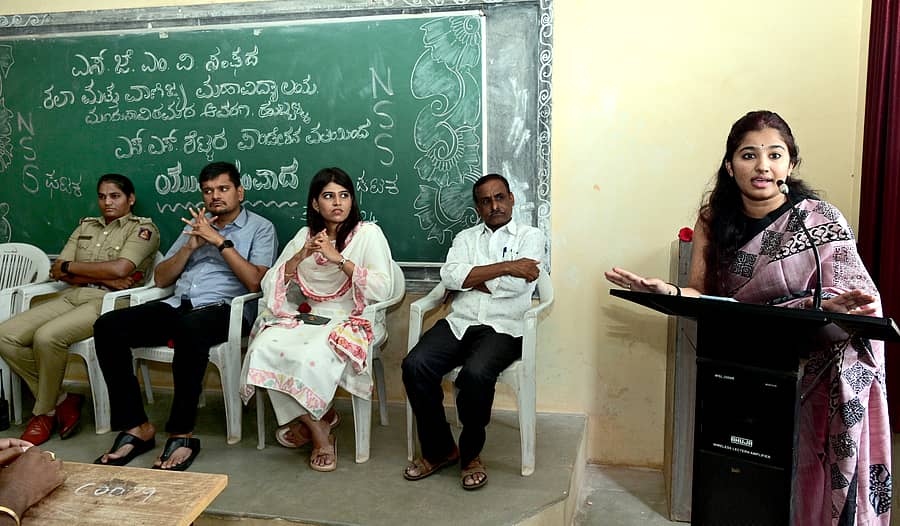 ಹುಬ್ಬಳ್ಳಿಯ ಮೂರುಸಾವಿರ ಮಠದ ಆವರಣದಲ್ಲಿರುವ ಪದವಿ ಕಾಲೇಜಿನಲ್ಲಿ ಶುಕ್ರವಾರ ನಡೆದ ಯುವ ಸಂವಾದ ಕಾರ್ಯಕ್ರಮದಲ್ಲಿ ಹೈಕೋರ್ಟ್ ವಕೀಲೆ ರಂಜೀತಾರೆಡ್ಡಿ ಮಾತನಾಡಿದರು –ಪ್ರಜಾವಾಣಿ ಚಿತ್ರ