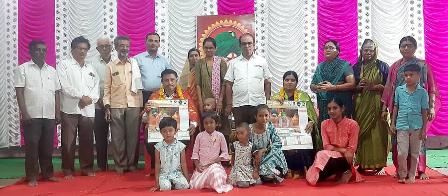 ಕಲಬುರಗಿಯ ಬಬಲಾದ ಮಠದಲ್ಲಿ ಸೋಮವಾರ ಹಮ್ಮಿಕೊಂಡಿದ್ದ 209ನೇ ಶಿವಾನುಭವ ಗೋಷ್ಠಿಯಲ್ಲಿ ಉಪನ್ಯಾಸಕಿ ಪ್ರೊ. ನೀಲಮ್ಮ ಪಾಟೀಲ ಹೆಬ್ಬಾಳ, ಎ.ಕೆ.ಆರ್. ದೇವಿ ಪಿಯು ಕಾಲೇಜಿನ ಆಡಳಿತ ಅಧಿಕಾರಿ ವಿದ್ಯಾಸಾಗರ ದೇಶಮುಖ ಅವರನ್ನು ಸನ್ಮಾನಿಸಲಾಯಿತು