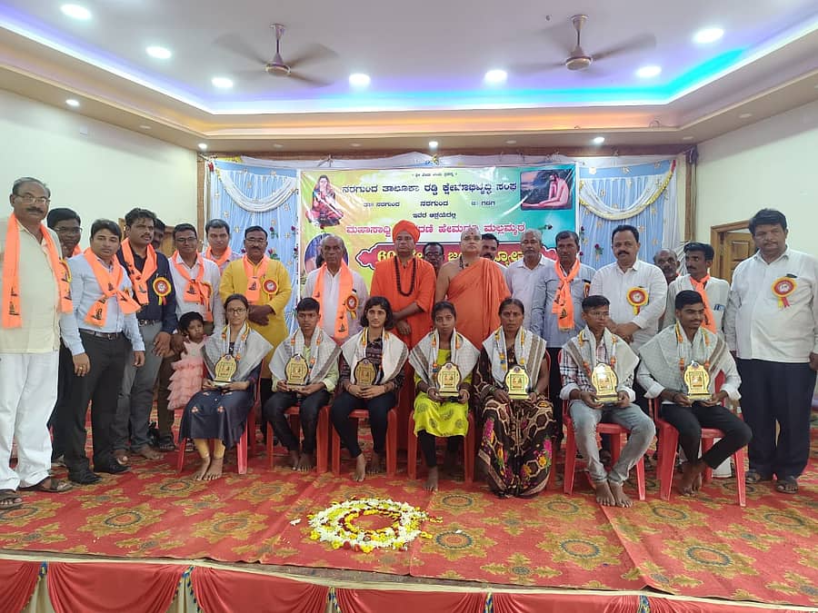 ನರಗುಂದದಲ್ಲಿ ತಾಲ್ಲೂಕು ರಡ್ಡಿ ಕ್ಷೇಮಾಭಿವೃದ್ಧಿ ಸಂಘದಿಂದ ನಡೆದ ಶಿವಶರಣೆ ಹೇಮರಡ್ಡಿ ಮಲ್ಲಮ್ಮಳ 602 ನೇ ಜಯಂತಿ ಆಚರಣೆಯಲ್ಲಿ ಎಸ್ಎಸ್ಎಲ್ಸಿ ಹಾಗೂ ಪಿಯುಸಿಯಲ್ಲಿ ಹೆಚ್ಚು ಅಂಕ ಗಳಿಸಿದ ವಿದ್ಯಾರ್ಥಿಗಳನ್ನು ಸನ್ಮಾನಿಸಲಾಯಿತು