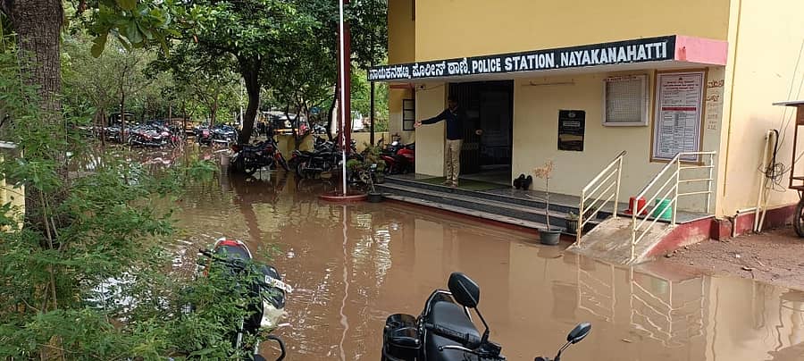 ಉತ್ತಮವಾಗಿ ಸುರಿದ ಮಳೆಗೆ ನಾಯಕನಹಟ್ಟಿಯ ಪೊಲೀಸ್ ಠಾಣೆ ಆವರಣ ಶನಿವಾರ ಜಲಾವೃತಗೊಂಡಿತ್ತು