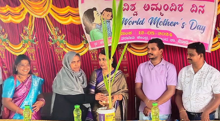 ಔರಾದ್ ತಾಲ್ಲೂಕಿನ ವಡಗಾಂವ್ನಲ್ಲಿ ನಡೆದ ವಿಶ್ವ ಅಮ್ಮಂದಿರ ದಿನ ಕಾರ್ಯಕ್ರಮದಲ್ಲಿ ಉಪನ್ಯಾಸಕಿ ಜ್ಯೋತಿ ಎಕ್ಕೆಳ್ಳೆ, ನಸೀಮಾ ಬೇಗಂ, ಡಾ.ಸಿದ್ದಾರೆಡ್ಡಿ, ರತಿಕಾಂತ ನೇಳಗೆ ಹಾಜರಿದ್ದರು