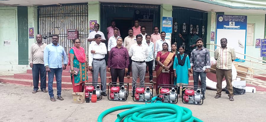 ಕೆಜಿಎಫ್ ನಗರದಲ್ಲಿ ತುರ್ತು ಸಂದರ್ಭದಲ್ಲಿ ಉಪಯೋಗಿಸಬೇಕಾದ ಉಪಕರಣಗಳನ್ನು ನಗರಸಭೆ ಸಿಬ್ಬಂದಿ ಗುರುವಾರ ಪ್ರದರ್ಶಿಸಿದರು