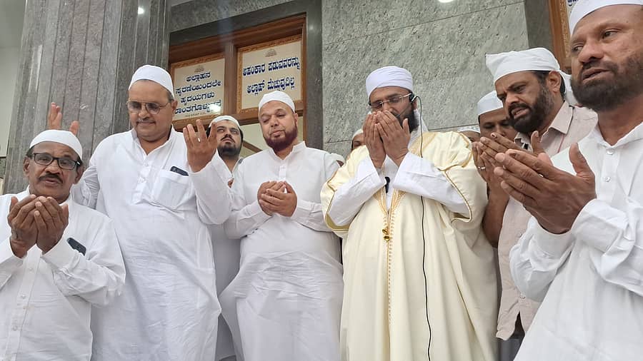 ಆರ್.ಆರ್.ನಗರ ವಿಧಾನಸಭಾಕ್ಷೇತ್ರದ ಮತ್ತಿಕೆರೆಯಲ್ಲಿ ಶುಕ್ರವಾರ ಮಳೆಗಾಗಿ ಮಸೀದಿಯಲ್ಲಿ ಮುಸ್ಲಿಂ ಧರ್ಮಗುರುಗಳು ಸೇರಿದಂತೆ ಸಾಮೂಹಿಕ ಪ್ರಾರ್ಥನೆ ಸಲ್ಲಿಸಿದರು.