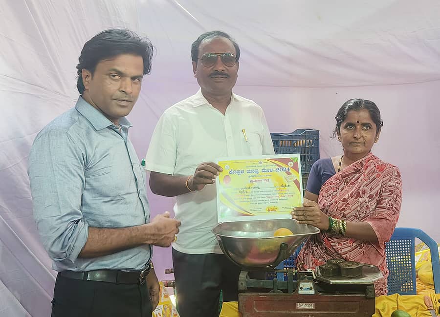 ಕೊಪ್ಪಳದಲ್ಲಿ ನಡೆದ ಮಾವು ಮೇಳದಲ್ಲಿ ನಡೆದ ರೈತರಿಗೆ ತೋಟಗಾರಿಕಾ ಇಲಾಖೆ ಉಪನಿರ್ದೇಶಕ ಕೃಷ್ಣ ಉಕ್ಕುಂದ ಪ್ರಮಾಣ ಪತ್ರ ವಿತರಿಸಿದರು
