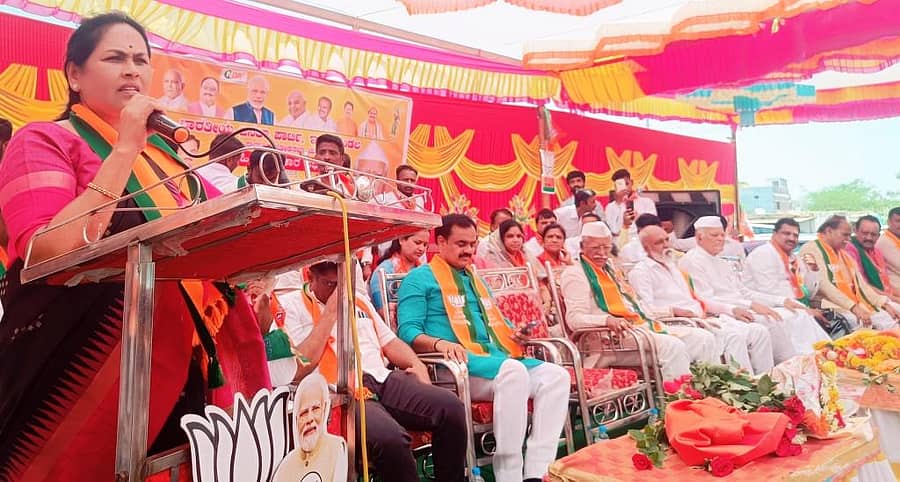 ಇಂಡಿ ತಾಲ್ಲೂಕಿನ ತಡವಲಗಾ ಗ್ರಾಮದಲ್ಲಿ ಶನಿವಾರ ಬಿಜೆಪಿ ಅಭ್ಯರ್ಥಿ ರಮೇಶ ಜಿಗಜಿಣಗಿ ಅವರ ಪರವಾಗಿ ನಡೆದ ಬಹಿರಂಗ ಪ್ರಚಾರ ಸಭೆಯಲ್ಲಿ ಕೇಂದ್ರ ಸಚಿವೆ ಶೋಭಾ ಕರಂದ್ಲಾಜೆ ಮಾತನಾಡಿದರು