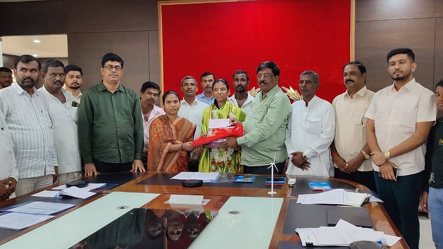 ಎಸ್ಎಸ್ಎಲ್ಸಿ ಪರೀಕ್ಷೆಯಲ್ಲಿ ರಾಜ್ಯಕ್ಕೆ ಪ್ರಥಮ ಸ್ಥಾನ ಪಡೆದ ಅಂಕಿತಾ ಕೊಣ್ಣೂರ ಅವರಿಗೆ ಬಿಜೆಪಿ ರಾಜ್ಯ ಉಪಾಧ್ಯಕ್ಷ ಮುರುಗೇಶ ನಿರಾಣಿ ₹2 ಲಕ್ಷ ನಗದು ಪುರಸ್ಕಾರ ನೀಡಿದರು