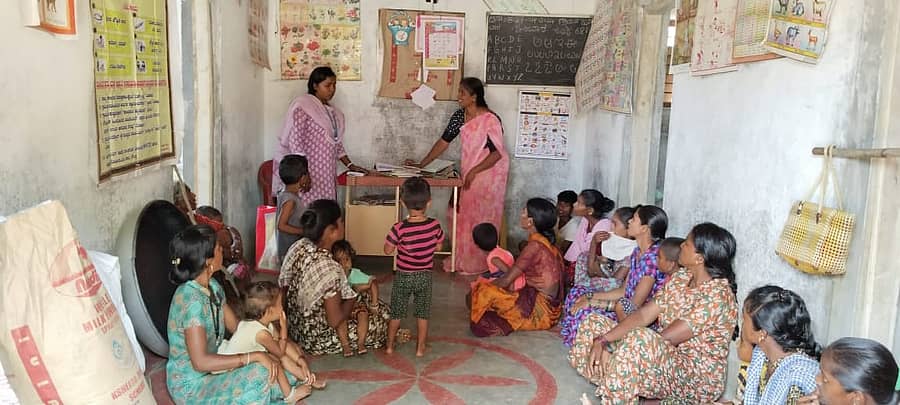 <div class="paragraphs"><p>ಅಂಗನವಾಡಿ ಕೇಂದ್ರದಲ್ಲಿ ಪೌಷ್ಟಿಕ ಆಹಾರ ವಿತರಣೆ ಸಂದರ್ಭದಲ್ಲಿದ್ದ ಫಲಾನುಭವಿಗಳು</p></div>