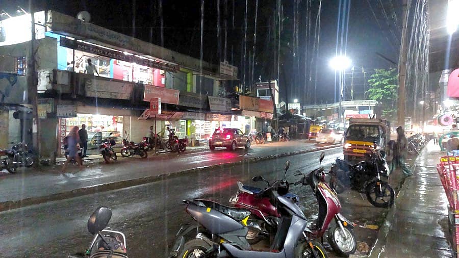 ಮಲೇಬೆನ್ನೂರು ಪಟ್ಟಣದಲ್ಲಿ ಶನಿವಾರ ಸಂಜೆ ಬಿರುಸಾದ ಮಳೆ ಸುರಿಯಿತು