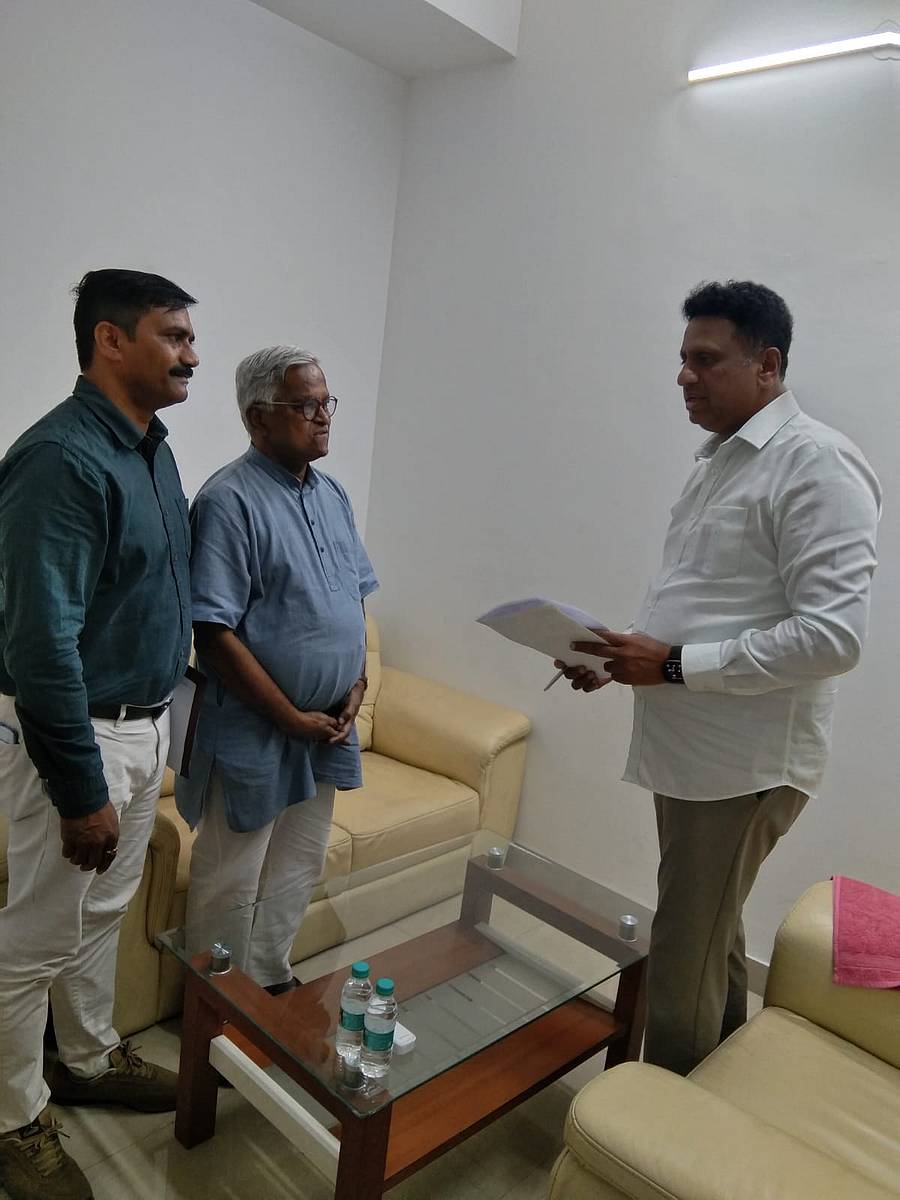 ಪುರುಷೋತ್ತಮ ಬಿಳಿಮಲೆ ಅವರು ಸಚಿವ ಎಂ.ಸಿ.ಸುಧಾಕರ್ ಅವರ ಜತೆಗೆ ಚರ್ಚಿಸಿದರು. ಪ್ರಾಧಿಕಾರದ ಕಾರ್ಯದರ್ಶಿ ಸಂತೋಷ ಹಾನಗಲ್ ಉಪಸ್ಥಿತರಿದ್ದರು.