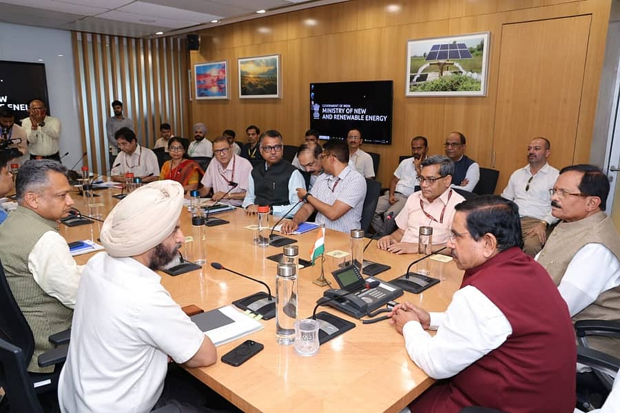 ಗ್ರಾಹಕರ ವ್ಯವಹಾರ, ಆಹಾರ ಮತ್ತು ನಾಗರಿಕ ಸರಬರಾಜು ಮತ್ತು ನವೀಕರಿಸಬಹುದಾದ ಇಂಧನ ಸಚಿವರಾಗಿ ಮಂಗಳವಾರ ದೆಹಲಿಯಲ್ಲಿ ಅಧಿಕಾರ ಸ್ವೀಕರಿಸಿದ ಪ್ರಲ್ಹಾದ ಜೋಶಿ ಅವರು ಅಧಿಕಾರಿಗಳೊಂದಿಗೆ ಸಭೆ ನಡೆಸಿದರು