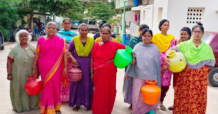 ಮಾಗಡಿ ಪಟ್ಟಣದ 14ನೇ ವಾಡರ್ಿನಲ್ಲಿ ನೀರಿನ ಸಮಸ್ಯೆ ವಿರುದ್ದ ಖಾಲಿ ಕೊಡ ಹಿಡಿದು ಆಕ್ರೋಶ ವ್ಯಕ್ತ ಪಡಿಸಿದರು.