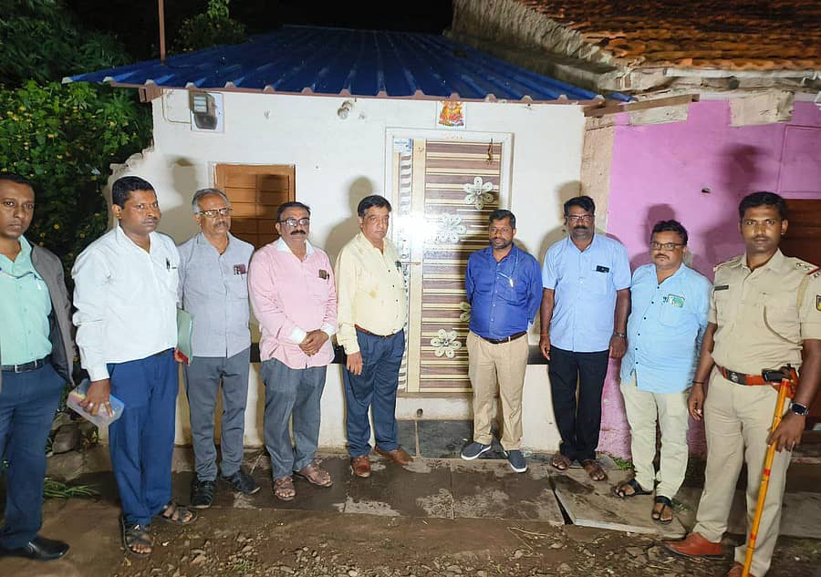 ಚಿಕ್ಕೋಡಿ ತಾಲ್ಲೂಕಿನ ಕರೋಶಿ ಗ್ರಾಮದಲ್ಲಿ ನಕಲಿ ವೈದ್ಯ ಪ್ರಕಾಶ ಕೆಂಗಾರೆಯ ಆಸ್ಪತ್ರೆಯ ಮೇಲೆ ಚಿಕ್ಕೋಡಿ ತಹಶಿಲ್ದಾರ್ ಚಿದಂಬರ ಕುಲಕರ್ಣಿ, ಹೆಚ್ಚುವರಿ ಜಿಲ್ಲಾ ಆರೋಗ್ಯಾಧಿಕಾರಿ ಡಾ.ಎಸ್.ಎಸ್.ಗಡದ ದಾಳಿ ನಡೆಸಿ, ಪರಿಶೀಲಿಸಿದರು