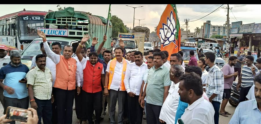 ಗುಬ್ಬಿಯಲ್ಲಿ ಬಿಜೆಪಿ ಮತ್ತು ಜೆಡಿಎಸ್ ಮುಖಂಡರು ವಿಜಯೋತ್ಸವ ಆಚರಿಸಿದರು