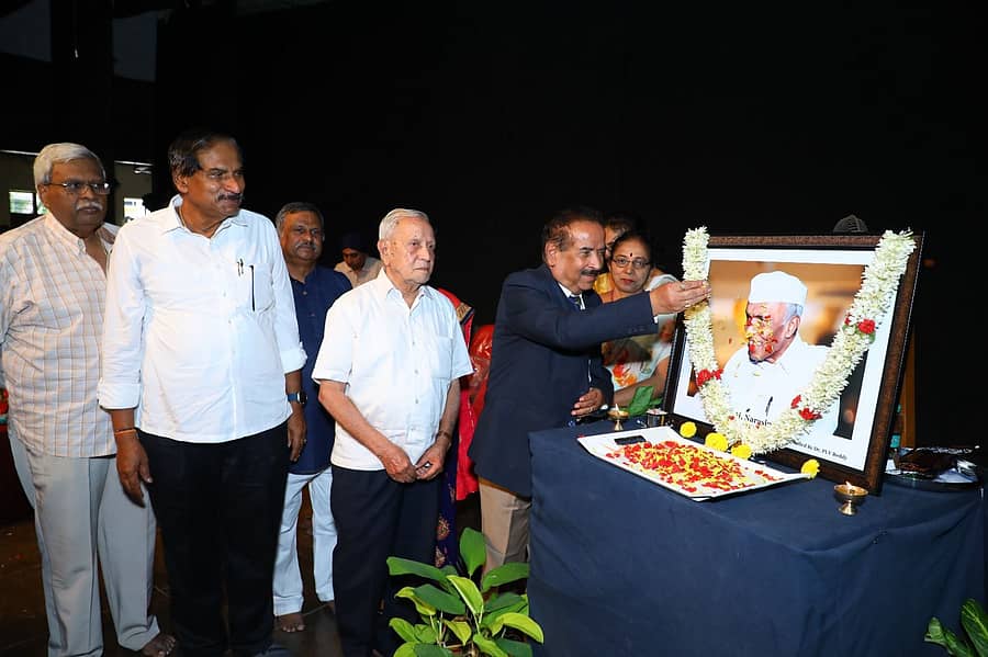 ಕಾರ್ಯಕ್ರಮದಲ್ಲಿ ಎಚ್. ನರಸಿಂಹಯ್ಯ ಅವರ ಭಾವಚಿತ್ರಕ್ಕೆ ಕೆ.ಪಿ. ಪುತ್ತೂರಾಯ ಪುಷ್ಪ ನಮನ ಸಲ್ಲಿಸಿದರು. ಎಚ್.ಎನ್. ಸುಬ್ರಹ್ಮಣ್ಯ, ವಿ.ವೆಂಕಟಶಿವಾ ರೆಡ್ಡಿ, ಬಿ.ಎಸ್. ಅರುಣ್ ಕುಮಾರ್ ಉಪಸ್ಥಿತರಿದ್ದಾರೆ.