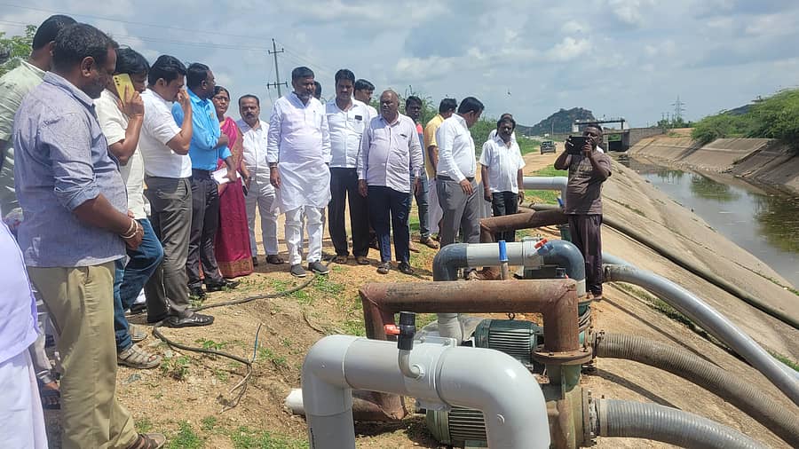 ಕುಡಿಯುವ ನೀರಿಗಾಗಿ ತುಂಗಭದ್ರಾ ಎಡದಂಡೆ ಕಾಲುವೆಗೆ ನೀರು ಬಿಟ್ಟ ಹಿನ್ನೆಲೆಯಲ್ಲಿ ಶನಿವಾರ ಮಸ್ಕಿ ಕೆರೆಯ ನೀರು ತುಂಬಿಸುವ ಪೂರ್ವ ತಯಾರಿಯನ್ನು ಶಾಸಕ ಆರ್. ಬಸನಗೌಡ ಪರಿಶೀಲಿಸಿದರು