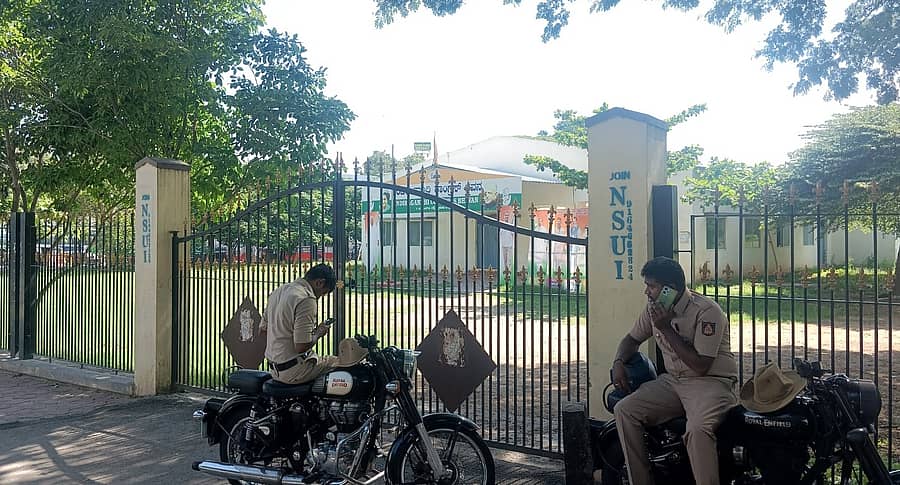 ಮೈಸೂರಿನ ಕಾಂಗ್ರೆಸ್‌ ಭವನದ ಗೇಟ್‌ ಮುಚ್ಚಿರುವುದು