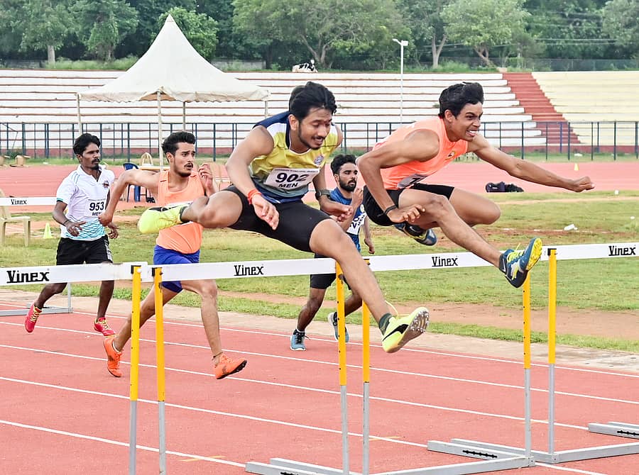 ಮೈಸೂರಿನಲ್ಲಿ ನಡೆಯುತ್ತಿರುವ ವಿಶ್ವೇಶ್ವರಯ್ಯ ತಾಂತ್ರಿಕ ವಿ.ವಿ. ವ್ಯಾಪ್ತಿಯ ಕಾಲೇಜುಗಳ ರಾಜ್ಯ ಮಟ್ಟದ 25ನೇ ಅಥ್ಲೆಟಿಕ್‌ ಕೂಟದಲ್ಲಿ ಶುಕ್ರವಾರ ನಡೆದ 110 ಮೀ. ಹರ್ಡಲ್ಸ್‌ನಲ್ಲಿ ಸ್ಪರ್ಧಿಗಳ ಮಿಂಚಿನ ಓಟ – ಪ್ರಜಾವಾಣಿ ಚಿತ್ರ/ಅನೂಪ್‌ ರಾಘ.ಟಿ.