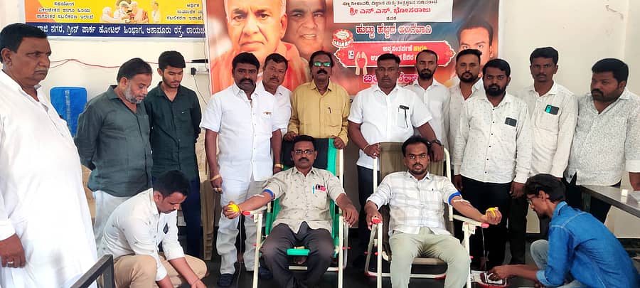 ಸಚಿವ ಎನ್.ಎಸ್.ಬೋಸರಾಜು ಅವರ ಜನ್ಮದಿನಾಚರಣೆಯ ಅಂಗವಾಗಿ ಅಭಿಮಾನಿಗಳ ಸಂಘದ ವತಿಯಿಂದ ರಾಯಚೂರಿನ ಆಶಾದೀಪ ವೃದ್ಧಾಶ್ರಮದಲ್ಲಿ ನಡೆದ ರಕ್ತದಾನ ಶಿಬಿರದಲ್ಲಿ ಬೋಸರಾಜು ಅಭಿಮಾನಿಗಳು ರಕ್ತದಾನ ಮಾಡಿದರು