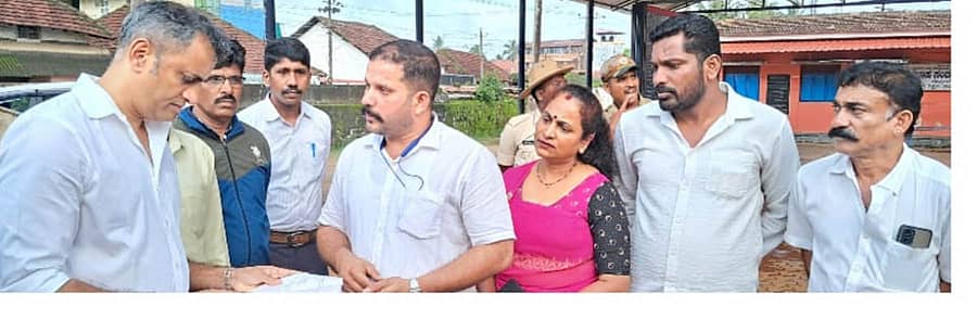 ಗೋಣಿಕೊಪ್ಪಲು ಬಳಿಯ ಪೊನ್ನಂಪೇಟೆ ಗ್ರಾಮ ಪಂಚಾಯಿತಿ ಅಭಿವೃದ್ದಿ ಪೂರಕ ಸಭೆಯಲ್ಲಿ ಶಾಸಕ ಪೊನ್ನಣ್ಣ, ಅಧ್ಯಕ್ಷ ಅಣ್ಣಿರ ಹರೀಶ್, ಉಪಾಧ್ಯಕ್ಷ ಆಲಿರ ರಶೀದ್, ತಾಲ್ಲೂಕು ಪಂಚಾಯಿತಿ ಇಒ ಅಪ್ಪಣ್ಣ, ಪಿಡಿಒ ಪುಟ್ಟರಾಜು ಅವರೊಂದಿಗೆ ಚರ್ಚಿಸಿದರು.