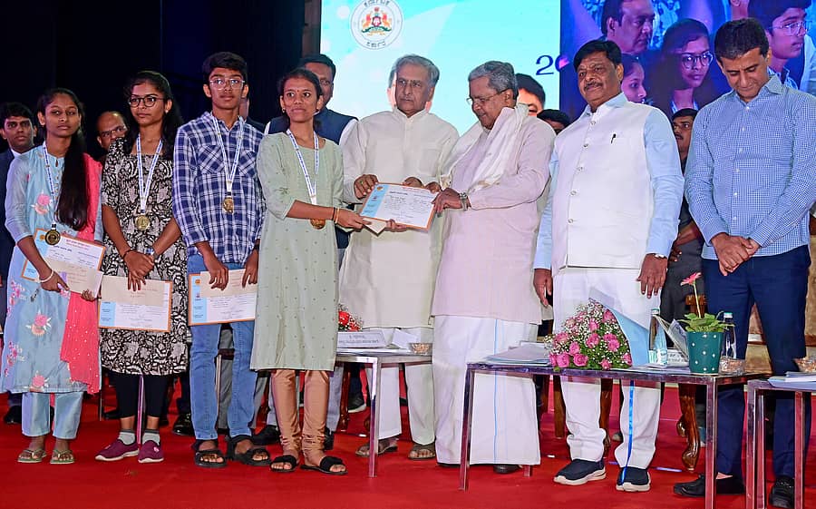 <div class="paragraphs"><p>ಎಸ್ಸೆಸ್ಸೆಲ್ಸಿ ಪರೀಕ್ಷೆಯಲ್ಲಿ ಉತ್ತಮ ಸಾಧನೆ ಮಾಡಿದ ವಿದ್ಯಾರ್ಥಿಗಳಾದ (ಎಡದಿಂದ) ಪ್ರತಿಭಾ ನುರುತಿ, ಶ್ರುತಿ ರವಿಕುಮಾರ್, ನವನೀತ್ ಕೆ.ಸಿ ಮತ್ತು ಅಂಕಿತ ಬಸಪ್ಪ ಕೊನ್ನೂರ ಅವರಿಗೆ ಮುಖ್ಯಮಂತ್ರಿ ಸಿದ್ದರಾಮಯ್ಯ ಅವರು ಚೆಕ್ ನೀಡಿ ಅಭಿನಂದಿಸಿದರು.&nbsp;&nbsp;</p></div>