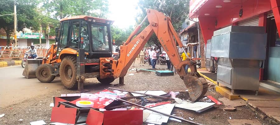 ಬೀದರ್ನ ಮನ್ನಳ್ಳಿ ರಸ್ತೆಯ ಮೈಲೂರ್ ಕ್ರಾಸ್ನಲ್ಲಿ ಶನಿವಾರ ಜೆಸಿಬಿಯಿಂದ ಪಾದಚಾರಿ ಮಾರ್ಗ ಅತಿಕ್ರಮಣ ತೆರವುಗೊಳಿಸಲಾಯಿತು