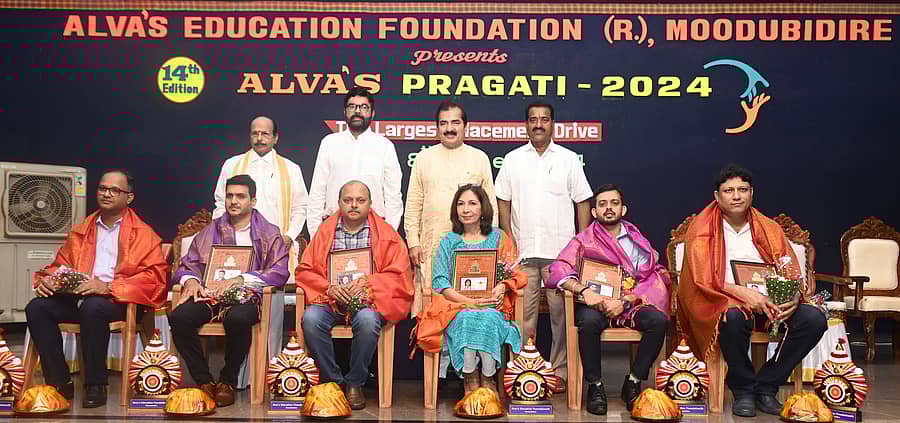 <div class="paragraphs"><p>ಉದ್ಯೋಗ ಮೇಳದ ಉದ್ಘಾಟನಾ ಸಮಾರಂಭದಲ್ಲಿ ಉದ್ಯಮಿಗಳಾದ ಲಲಿತ್ ರೈ, ಅಭಿಜಿತ್ ಶೆಟ್ಟಿ, ರೋಹಿತ್ ಭಟ್, ವಿದ್ಯಾ ರವಿಚಂದ್ರನ್, ಗೋಕುಲ್ ನಾಯಕ್ ಹಾಗೂ ಆನಂದ್ ಫೆರ್ನಾಂಡಿಸ್ ಅವರನ್ನು ಗೌರವಿಸಲಾಯಿತು. </p></div>