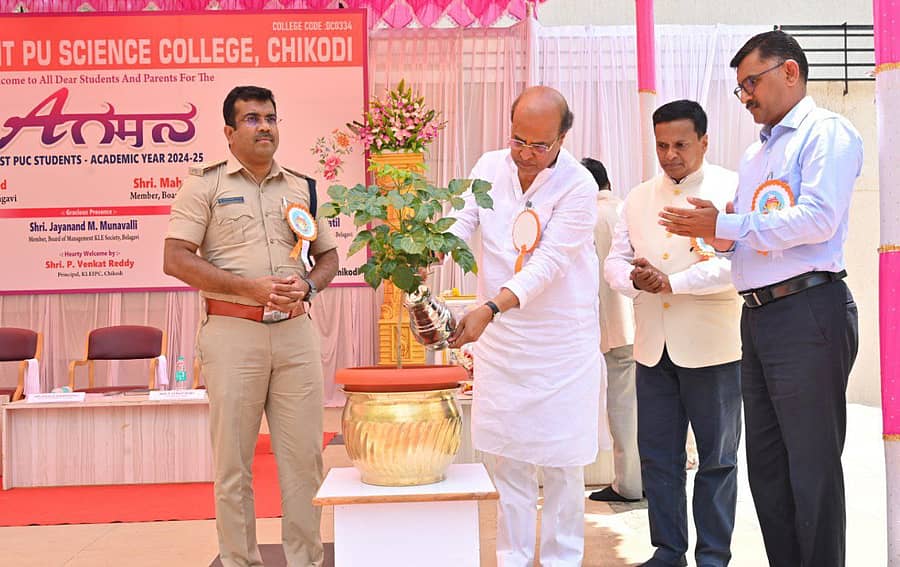 ಚಿಕ್ಕೋಡಿ ಪಟ್ಟಣದ ಕೆಎಲ್ಇ ಸಂಸ್ಥೆಯ ಸ್ವತಂತ್ರ ಪಿಯು ವಿಜ್ಞಾನ ಕಾಲೇಜಿನಲ್ಲಿ 'ಆಗಮನ' ಕಾರ್ಯಕ್ರಮವನ್ನು ಎಸ್ಪಿ ಡಾ. ಭೀಮಾಶಂಕರ ಗುಳೇದ ಉದ್ಘಾಟಿಸಿದರು. ಈ ಸಂದರ್ಭದಲ್ಲಿ ಮಹಾಂತೇಶ ಕವಟಗಿಮಠ, ಶೀತಲ ನಂಜಪ್ಪನವರ, ಪ್ರಾಚಾರ್ಯ ಪ್ರಸಾದ ರಾಂಪೂರೆ, ವೆಂಕಟರೆಡ್ಡಿ ಪಾಲ್ಗೊಂಡಿದ್ದರು