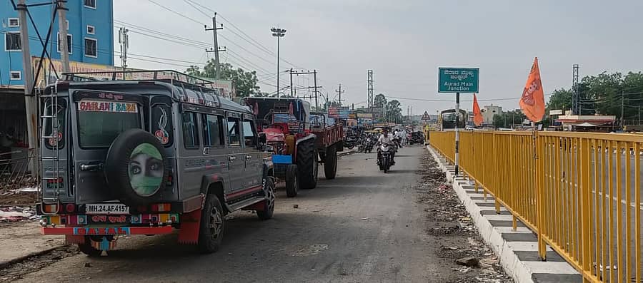 ಔರಾದ್ ಪಟ್ಟಣದಲ್ಲಿ ಹಾದು ಹೋಗಿರುವ ರಾಷ್ಟ್ರೀಯ ಹೆದ್ದಾರಿಯ ಸರ್ವಿಸ್ ರಸ್ತೆಯಲ್ಲಿ ನಿಂತಿರುವ ವಾಹನಗಳು