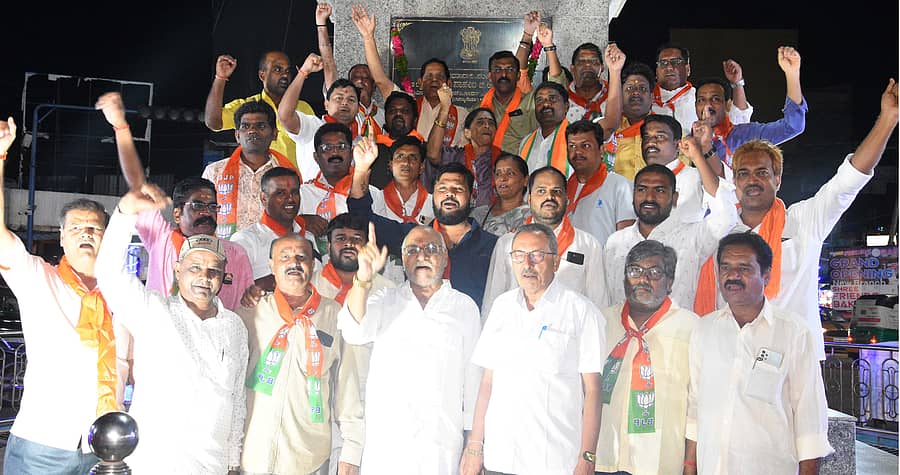 ಬಿಜೆಪಿ ಕಾರ್ಯಕರ್ತರು ಬೀದರ್ನ ಡಾ.ಬಿ.ಆರ್. ಅಂಬೇಡ್ಕರ್ ವೃತ್ತದಲ್ಲಿ ಭಾನುವಾರ ರಾತ್ರಿ ವಿಜಯೋತ್ಸವ ಆಚರಿಸಿದರು